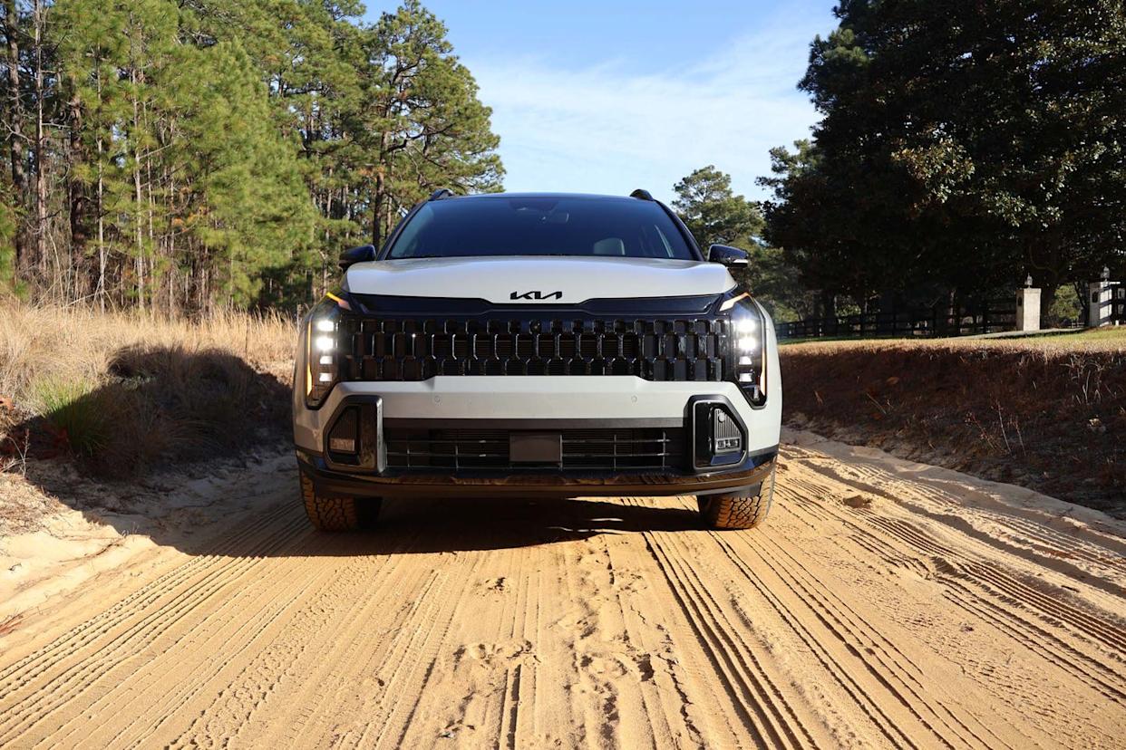 Samochód osobowy na suchej autostradzie z oponami drogowymi przy wysokiej prędkości