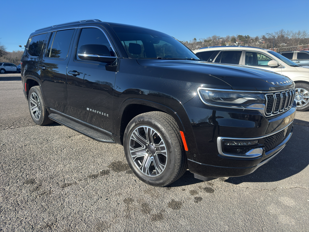 Wysoki SUV parkuje z trudem w ciasnej miejskiej uliczce garażowej