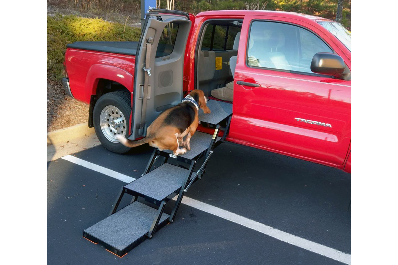 Widok z góry na parking z SUV i pickup obok z etykietami cenowymi