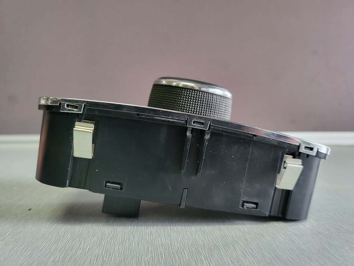 Czerwony SUV z napędem 4x4 jadący przez błotnistą drogę w lesie