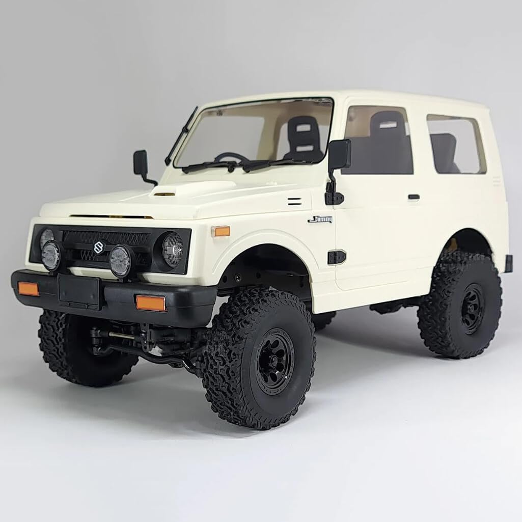 Nissan Patrol na skalistym szlaku górskim Stary Nissan Patrol jadący po kamienistej drodze górskiej z widocznymi oponami terenowymi