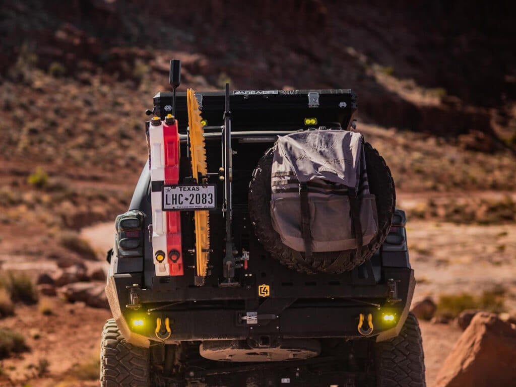 Bliski widok grubego bieżnika opony terenowej z dużymi blokami i rowkami