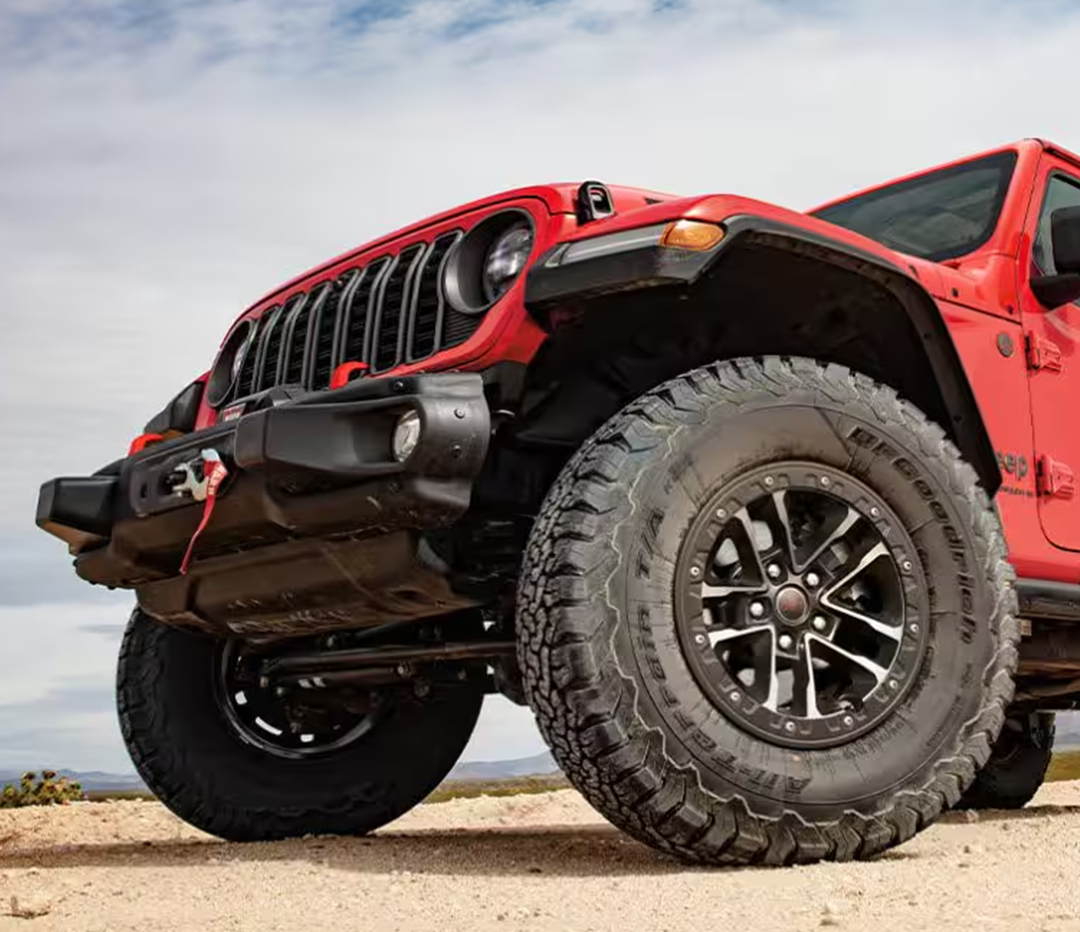 Porównanie opony terenowej z agresywnym bieżnikiem obok gładkiej opony drogowej