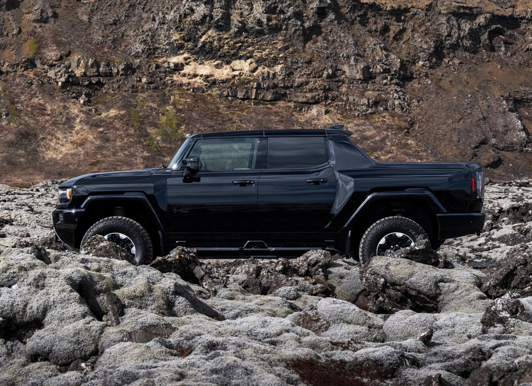 Kierowca pickupa ładuje ciężkie skrzynie do skrzyni ładunkowej